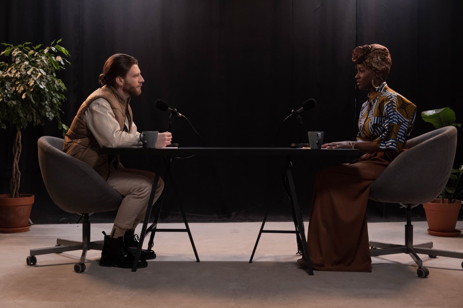 Podcastopname met microfoon en koptelefoon in een thuisstudio