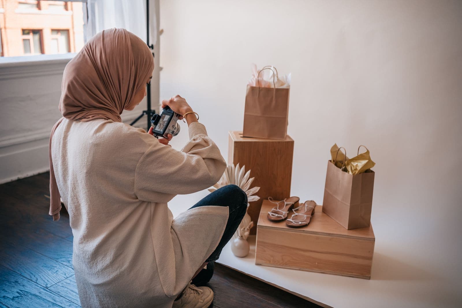 Product wordt gefotografeerd op een lichte achtergrond voor een webshop