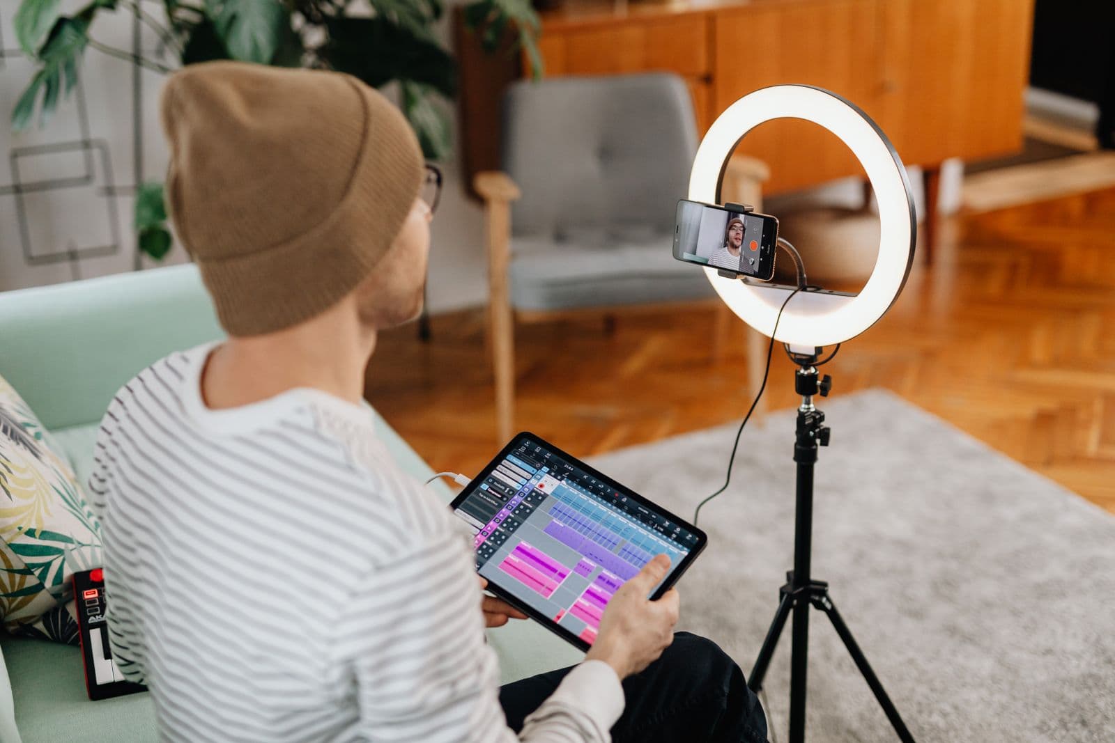Thuisstudio met ringlicht en camera voor het opnemen van contentcreatie