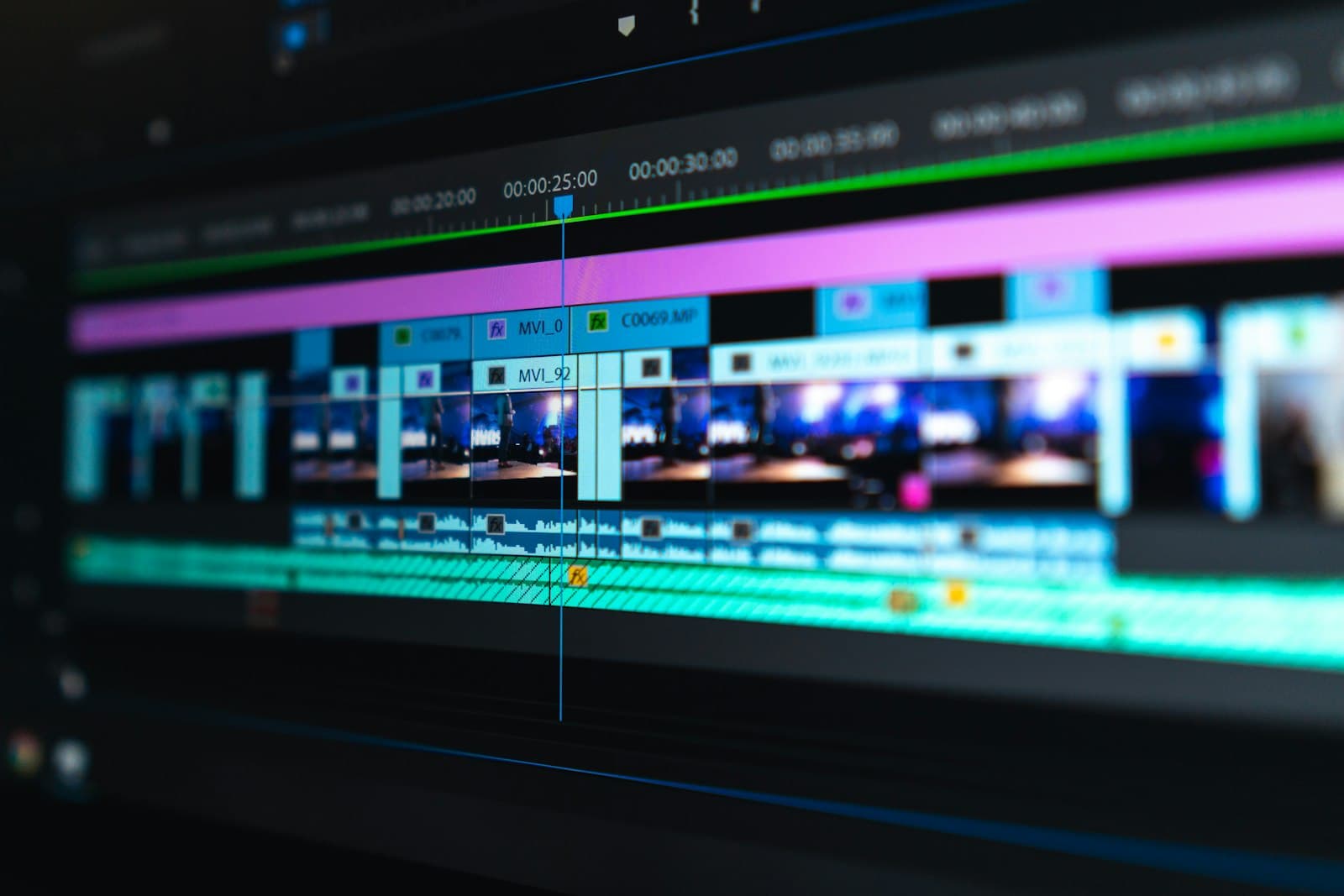 Videomontage-interface op een laptopscherm