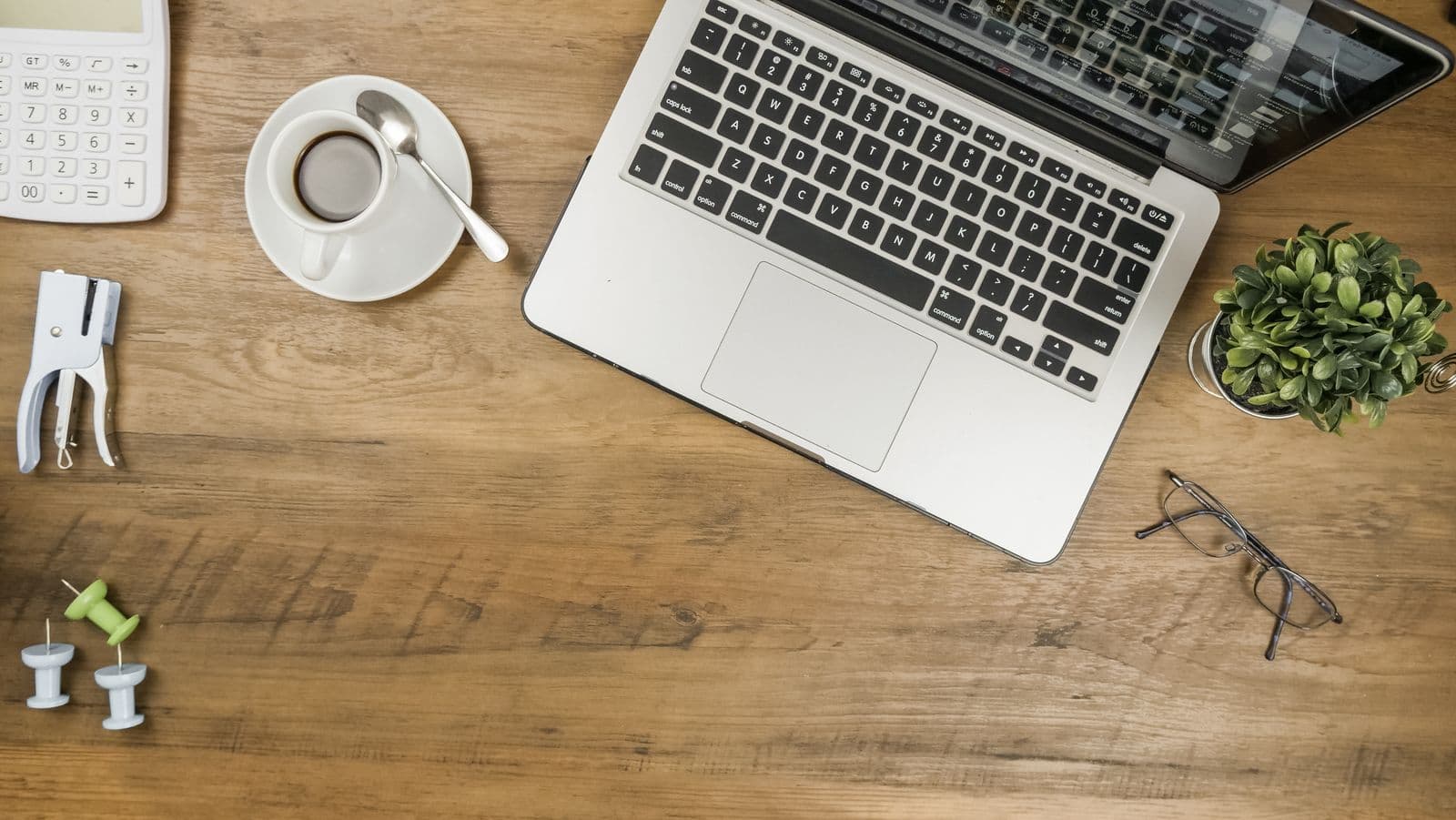 Open notitieboek en laptop op een lichte werkplek, symbool voor een nieuw project starten