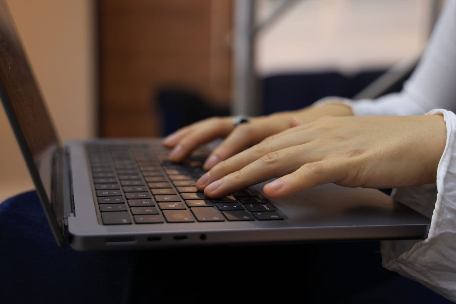 Iemand die typt op een laptop met een leeg documentscherm